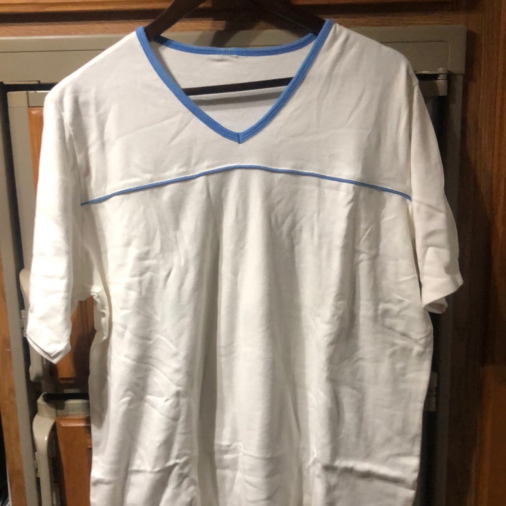 🛍Tee Shirt Tags have been removed. White with blue accents.